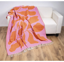 Gemusterte Tagesdecke auf einem Sessel