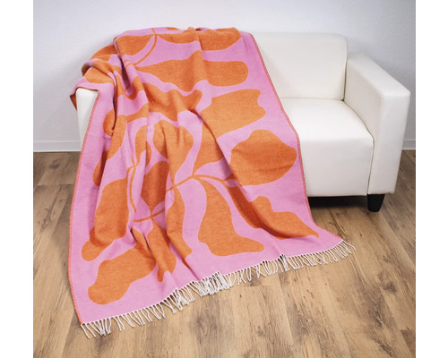 Gemusterte Tagesdecke auf einem Sessel