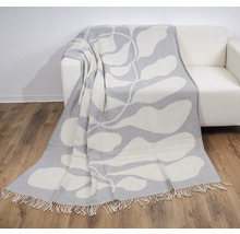 Decke mit abstraktem Muster auf einem Sofa