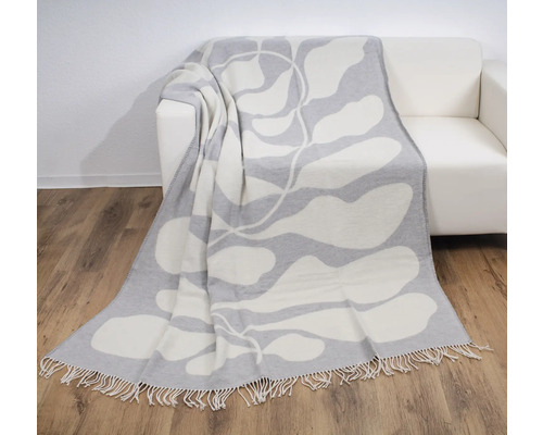 Decke mit abstraktem Muster auf einem Sofa