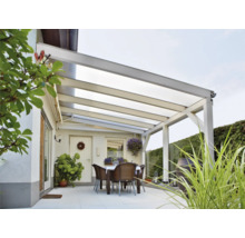 Terrasse mit Überdachung, Tisch und Stühlen an einem sonnigen Tag