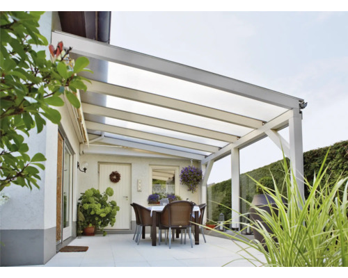 Terrasse mit Überdachung, Tisch und Stühlen an einem sonnigen Tag