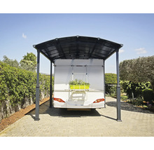Carport mit Wohnwagen auf einem gepflasterten Platz