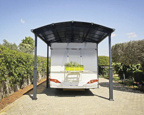Carport mit Wohnwagen auf einem gepflasterten Platz