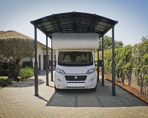 Reisemobil unter einem Carport auf einer Auffahrt