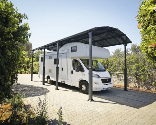 Wohnmobil unter einem Carport mit Überdachung