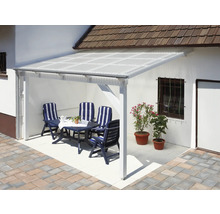 Terrasse mit Überdachung, Gartenmöbeln und Pflanzen