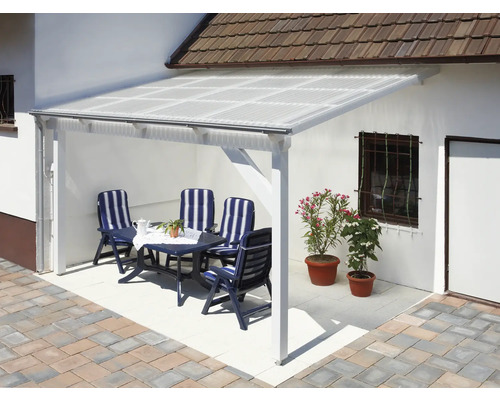 Terrasse mit Überdachung, Gartenmöbeln und Pflanzen