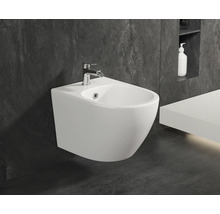 Wandhängendes Bidet aus Keramik mit Armatur im Badezimmer
