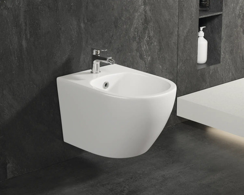 Wandhängendes Bidet aus Keramik mit Armatur im Badezimmer