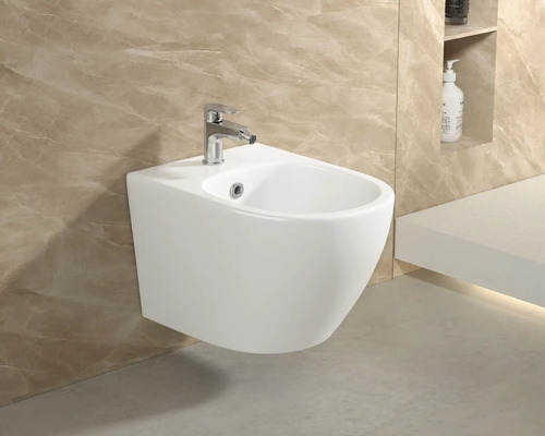 Wandbidet mit Armatur im Badezimmer