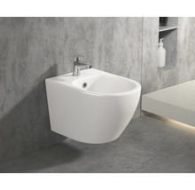 Wandbidet mit Armatur in einem Badezimmer.