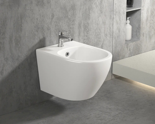 Wandbidet mit Armatur in einem Badezimmer.