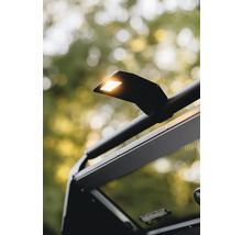 Detailansicht einer schwarzen Fahrzeugkabine mit integrierter Arbeitsleuchte