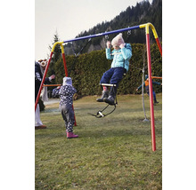 Kind auf einer Spielplatzschaukel im Garten.