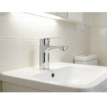 Waschbecken mit Armatur in einem hellen Badezimmer.