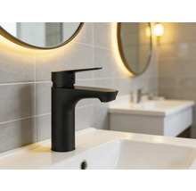 Schwarzer Waschtischmischer auf einem Waschbecken in einem Badezimmer.