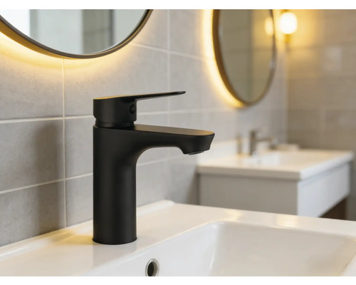Schwarzer Waschtischmischer auf einem Waschbecken in einem Badezimmer.