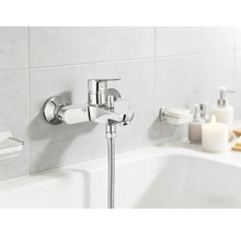 Aufputz-Badewannenarmatur aus Metall im Badezimmer