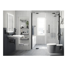 Modernes Badezimmer mit Waschtisch, Spiegel, Regalen, Duschkabine und Toilette für eine helle und funktionale Raumatmosphäre.