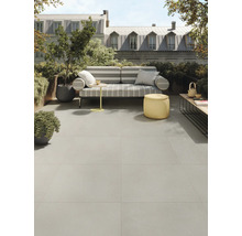 Terrasse mit grauen Bodenfliesen, Sitzgelegenheiten und Pflanzen