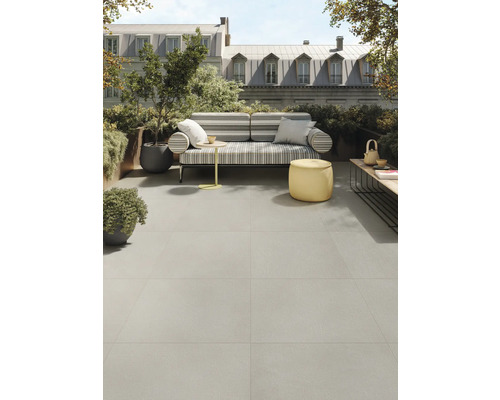 Terrasse mit grauen Bodenfliesen, Sitzgelegenheiten und Pflanzen