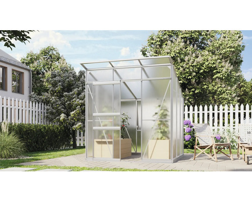 Gewächshaus mit Pflanzen im Garten