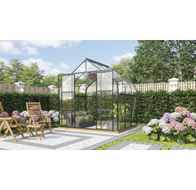 Gewächshaus mit Glaswänden und Pflanzen im Garten