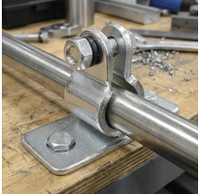 Metallrohr mit Befestigungselement und Schrauben