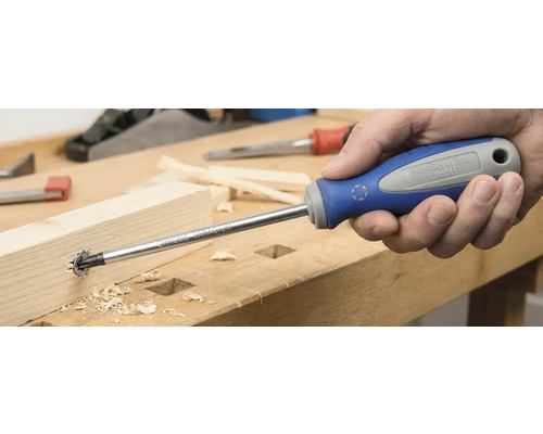 Ein Senker wird in ein Werkstück aus Holz eingesetzt.