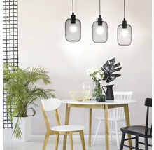 Esszimmer mit Esstisch, Stühlen und drei Pendelleuchten