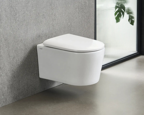 Hänge-WC aus Keramik mit WC-Sitz vor grauer Wand