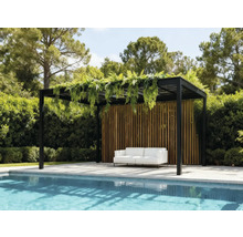 Szene mit einer Pergola mit Pflanzen neben einem Pool und einem Sofa