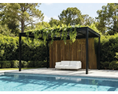 Szene mit einer Pergola mit Pflanzen neben einem Pool und einem Sofa