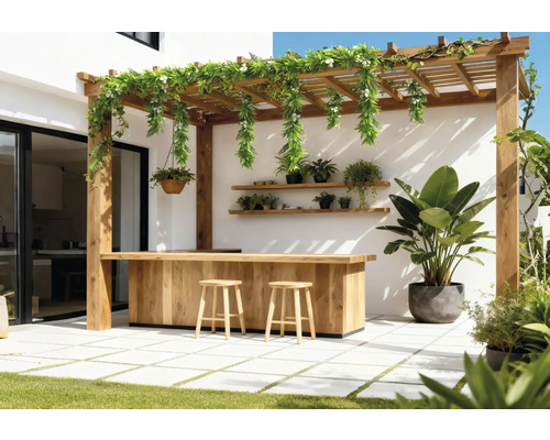 Außenbereich mit Holzpergola, Bar und Hockern sowie Bepflanzung.