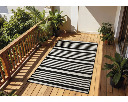 Terrasse mit einem gestreiften Teppich, Holzfußboden und Pflanzen