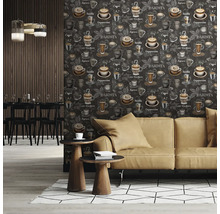 Dekoratives Wohnzimmer mit Sofa vor einer Wand mit Kaffee-Motiv-Tapete