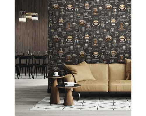 Dekoratives Wohnzimmer mit Sofa vor einer Wand mit Kaffee-Motiv-Tapete