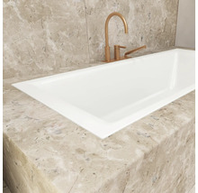 Eingebaute Badewanne mit Armatur auf Marmorplatte