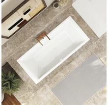 Aufnahme von oben einer rechteckigen Badewanne, Armaturen, Badteppich und Deko in einem Badezimmer.