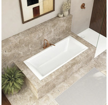 Badezimmer mit eingelassener Badewanne, Armatur und Deko