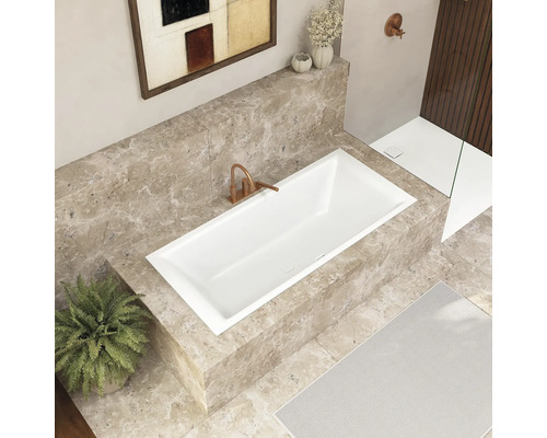 Badezimmer mit eingelassener Badewanne, Armatur und Deko