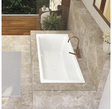 Badezimmer mit eingelassener Badewanne, Armatur und Marmorfliesen