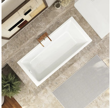 Aufnahme von oben einer Badewanne im Badezimmer mit Armatur