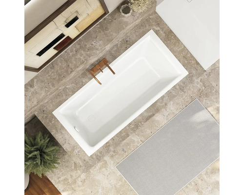 Aufnahme von oben einer Badewanne im Badezimmer mit Armatur