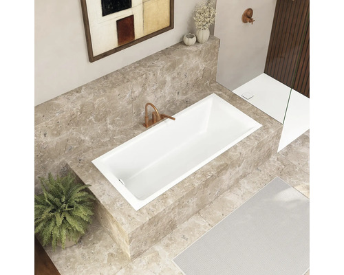Helles Badezimmer mit Badewanne, Armatur und Dekorationen für eine entspannende Atmosphäre