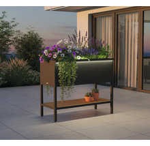 Hochbeet mit Ablagefläche und Pflanzen auf einer Terrasse