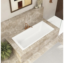 Rechteckige Badewanne in einem modernen Badezimmer mit Marmorverkleidung