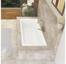 Badezimmer mit Badewanne und Armatur