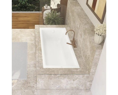 Badezimmer mit Badewanne und Armatur